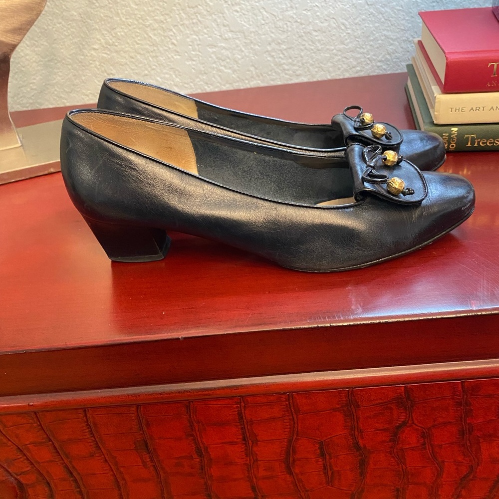 Vintage Ferragamo pump, navy size 9C